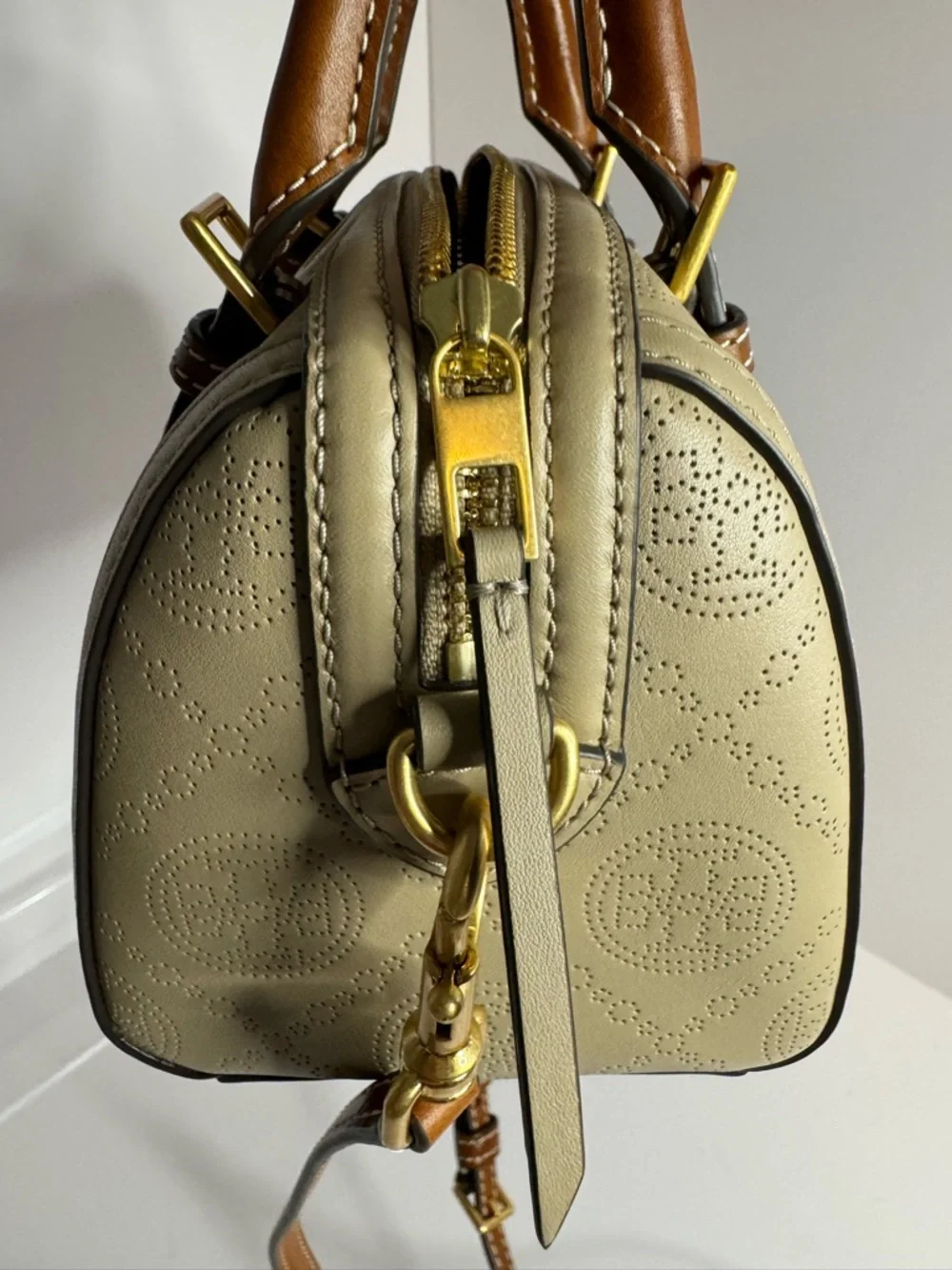 #261 Tory Burch Like New T Monogram Perforated Mini Barrel Bag Almond Flour - Picture 5 of 15